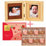 【旬ギフト】名入れ木製ダブルフォトフレームとゴディバ あまおう苺ラングドシャクッキーアソートメント30枚入