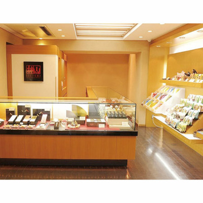 【旬ギフト】名入れ木製壁掛けフォトフレーム（小）と赤坂柿山 あ・ら・かしこ26枚入_補足画像04