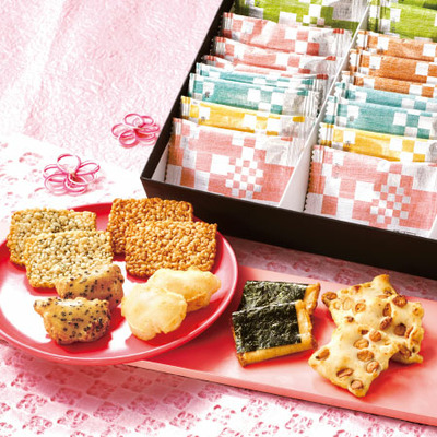 【旬ギフト】名入れ木製ダブルフォトフレームと赤坂柿山 あ・ら・かしこ26枚入_補足画像02